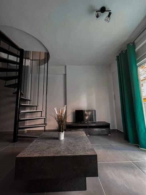 Apartamento Escala Luxury Loft 3 In The Center & Free Parking Volos Exterior foto